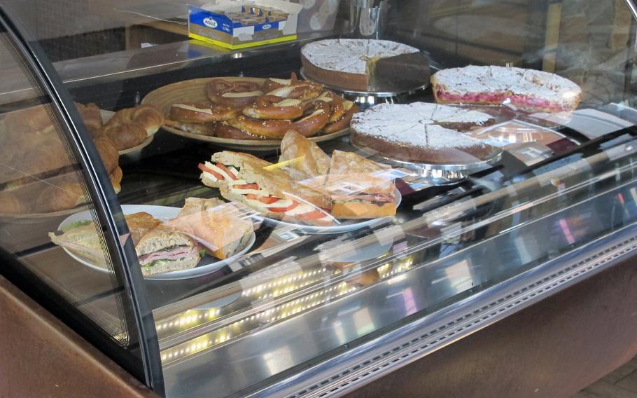 Hüftengold, a cafe in downtown Stuttgart, is a popular destination for cake lovers. Various types, including currant, raspberry and cheese, are prepared fresh each day.