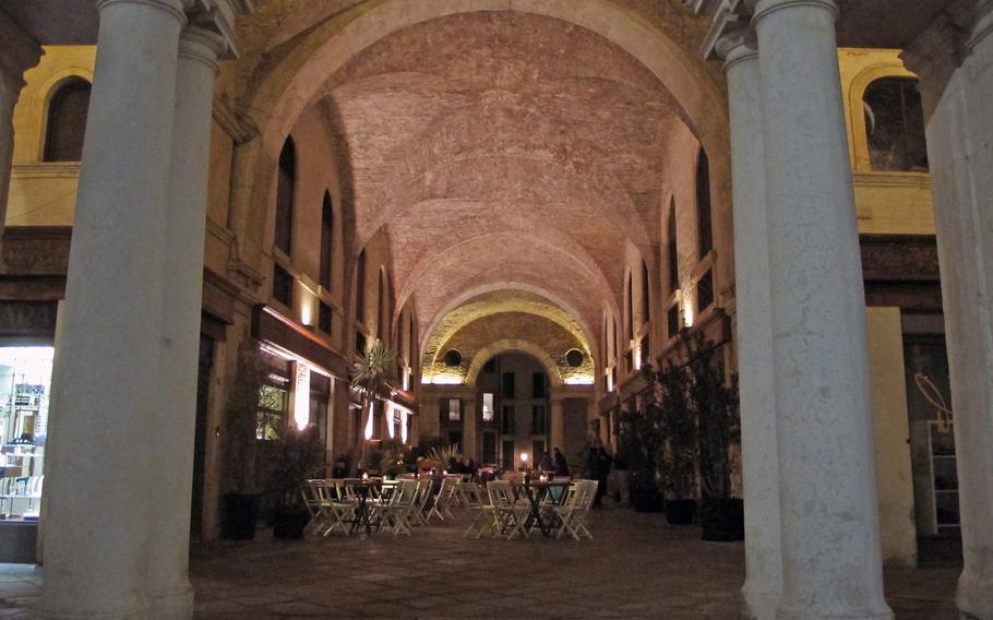 Bar Borsa boasts a premier location in Vicenza, within the city's landmark, the Basilica Palladiana.