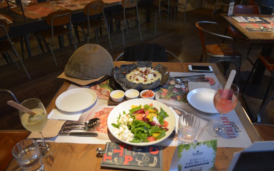 You might not know what to do with the black dome once it is removed to reveal the pizza. Our tasters broke it up and ate it as chips. Most diners left it untouched.