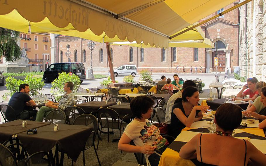 Righetti self-service restaurant in Vicenza is located near the city's Duomo church, and offers dining al fresco.