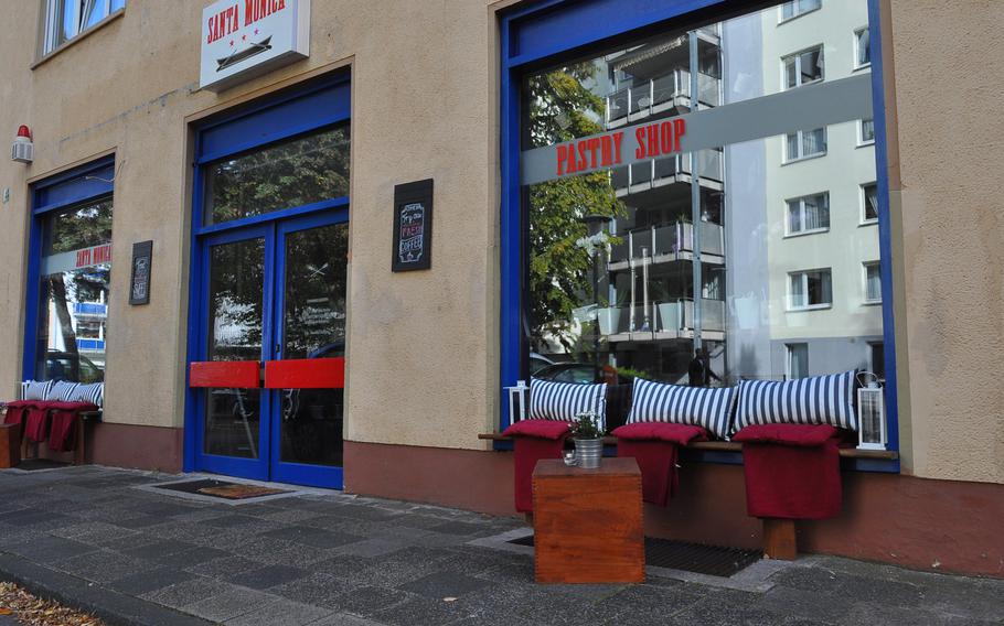 The Santa Monica Pastry Shop is a few blocks from the pedestrian zone of Kaiserslautern. These cozy outdoor seats come with blankets to keep customers warm as the weather turns cooler.