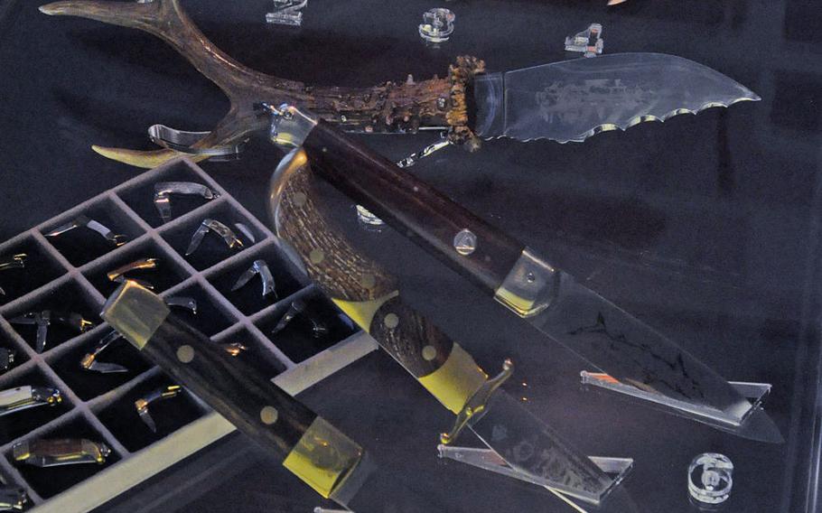 Knives on display come in all sorts of sizes, shapes and colors. They are all presented in glass cases.