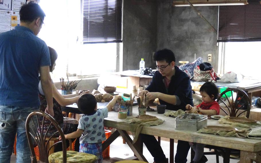 A workshop next door to Pottery and Cafe Gunjo offers pottery classes. Creating a shisa takes about 90 minutes, while a mug or dish takes about an hour. A quick painting takes 10 to 15 minutes.