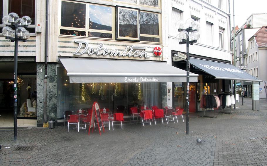 Eiscafe Dolomiten occupies an ideal location in downtown Kaiserslautern. The cafe is at the corner of bustling Marktstrasse and Schillerstrasse in the city's pedestrian zone, directly across from Stiftskirche.