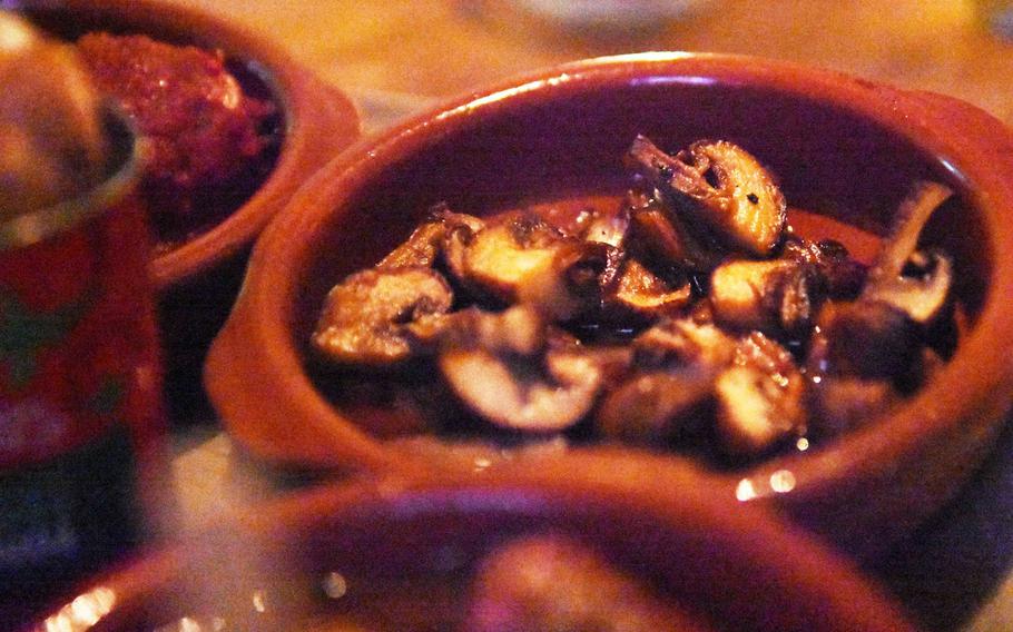 Sauteed mushrooms are one of the classic Spanish tapas offered at Genusswerk Bodega in Weiden.