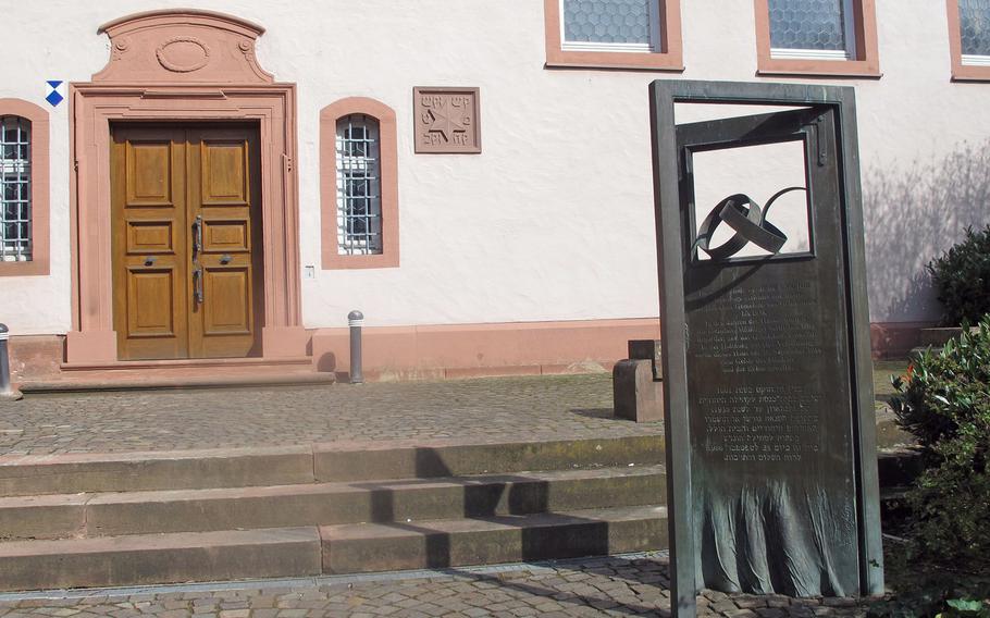 Gelnhausen's former synagogue is today a house of culture. The Jewish community built a synagogue in
1601. It was destroyed in the Thirty Years War
and rebuilt. It was being used as a warehouse in 1938 and did not suffer damage by the Nazi, as had so many other synagogues.