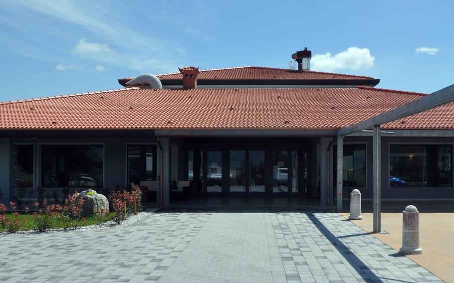 The exterior of Forc-Eat is not yet completed. A covered patio area is planned to the right of the entrance. But the building, which formerly housed another restaurant, underwent extensive renovations. The result is a modern exterior and interior with large windows that provide views of the nearby mountains, an orchard - and the parking lot.