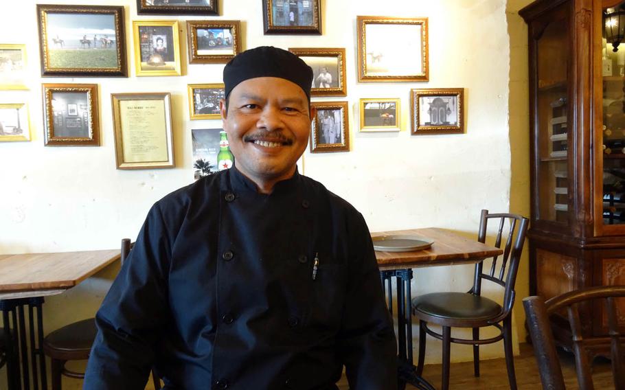 Wayan Purwacita is the friendly chief chef of Bali Noon Bali Moon in Okinawa City. He has worked as a chef at major resort hotels in Bali for more than 20 years, but his culinary career started at age 7 under the mentorship of his grandfather.