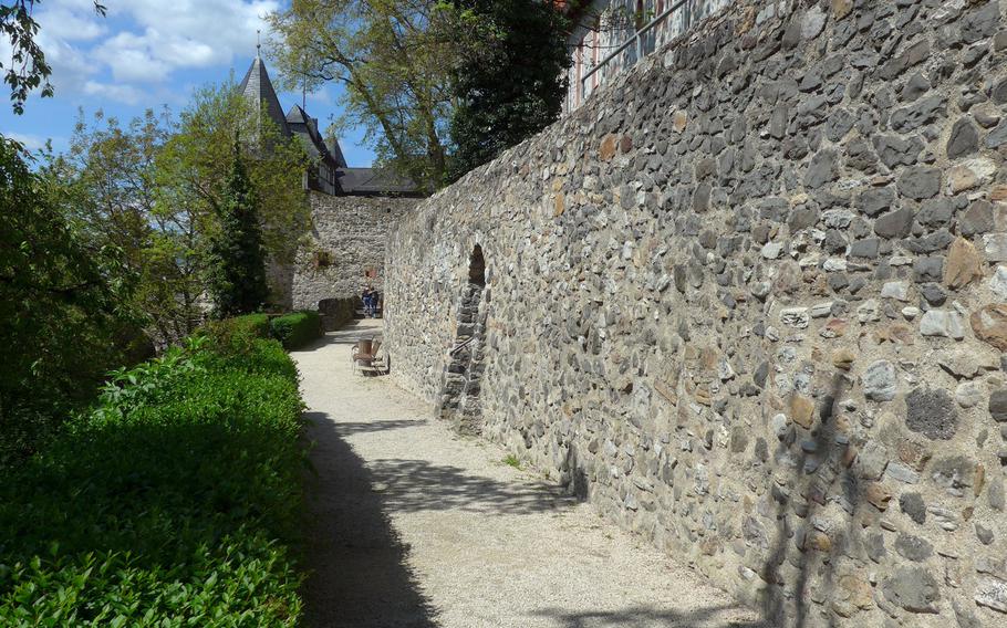 A path leads along the Friedberg castle wall and down through the castle gardens. The castle dates back to the 13th century, the wall was built between the 14th and 16th centuries.