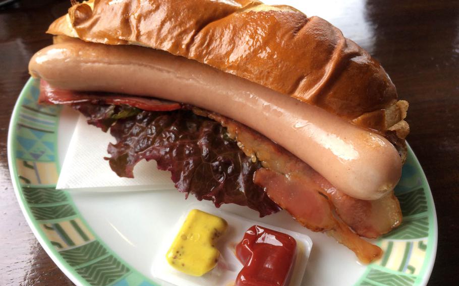 The Fussa Dog at Stuben Ohtama near Yokota Air Base, Japan, uses Tokyo-X pork and bacon.