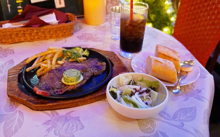 The sirloin steak at Cobara-Hetta in Tokyo was delicious and a great value at 1,380 yen.