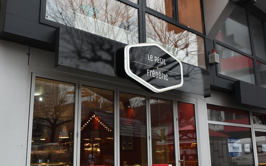 Le Petit Frederic is a new restaurant in Kaiserslautern, Germany, exudes French charm. The menu features sandwiches, flammkuchen and salads.