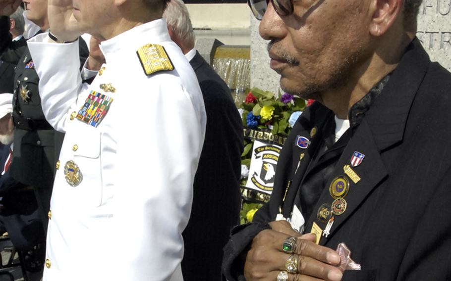 Adm. Mike Mullen, chairman of the Joint Chiefs of Staff, and World War II veteran William Palmer at the Memorial Day ceremony.