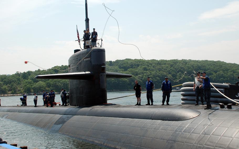 Line handlers from the Los Angeles-class attack submarine USS Memphis prepare to moor at Naval Submarine Base New London after a deployment to the U.S. Southern Command area of responsibility in 2010.