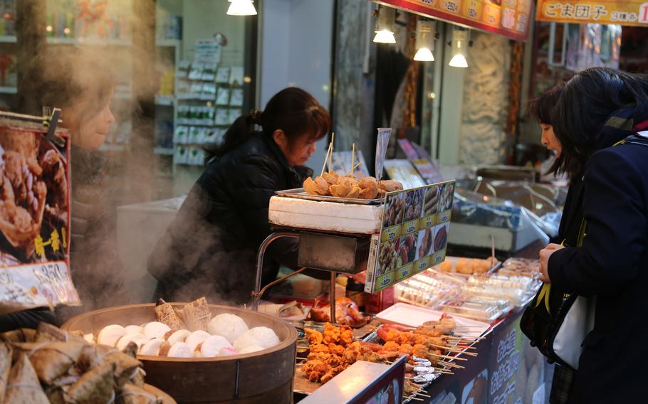 Numerous stalls in Kobe's Nankinmachi sell a variety of Chinese snacks and treats, from pork buns to soup dumplings.