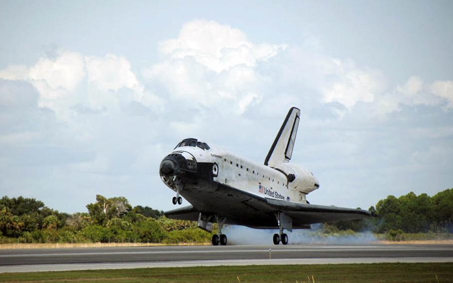 The space shuttle Endeavor lands as a glider at NASA&#39;s Kennedy Space Center in Florida.