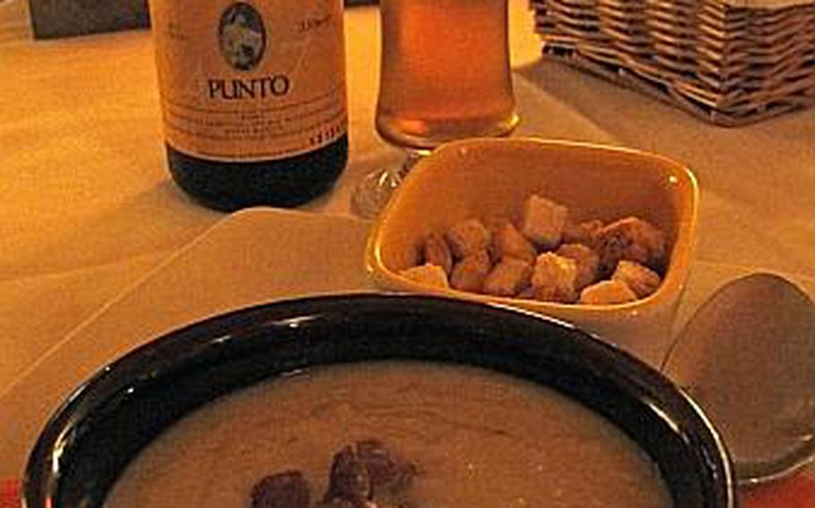 Enjoy a beer with your creamy onion soup mixed with bacon and sparkling white wine at Antico Guelfo, a restaurant in Vicenza Italy.