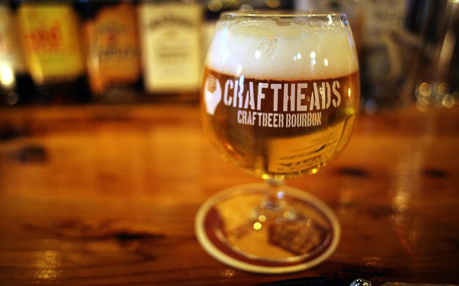 Craftheads in Shibuya, one of the bars recommended in the book "Craft Beer in Japan," serves beer from all over the world. This is Darjeeling, a tea beer by Johana Brewing in Toyama, Japan.