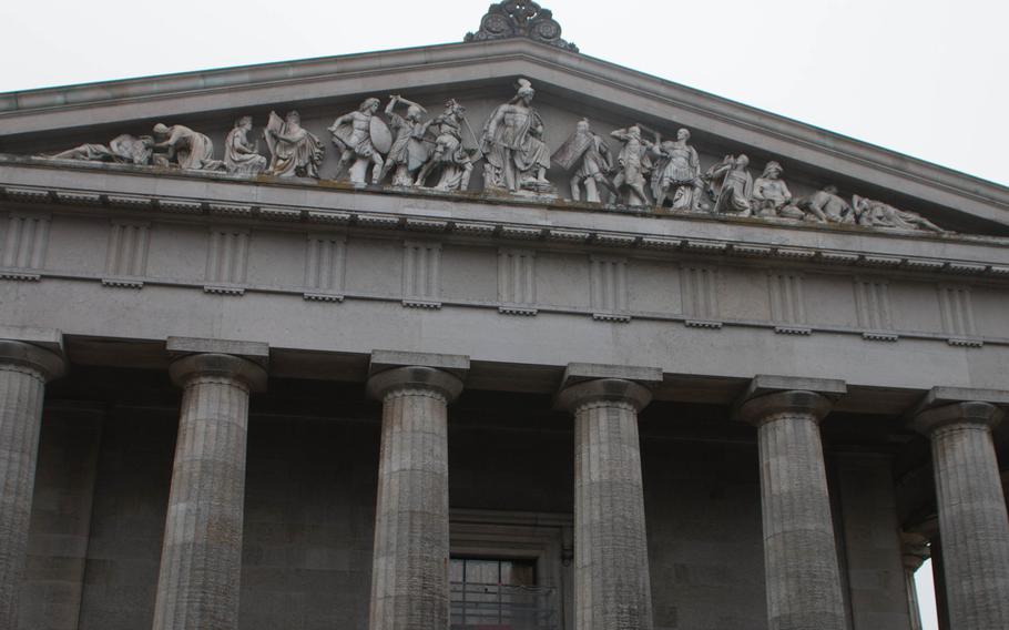 The southern face of Walhalla features a scene sculpted by German artist Ludwig Michael Schwanthaler. It depicts the creation of the German Federation.