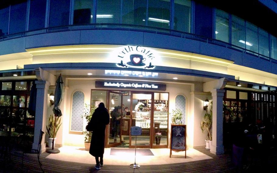 The Urth Caffe, an organic coffee bar located in Shibuya-ku, offers a variety of healthy meal and beverage options for anyone near Daikanyama station.