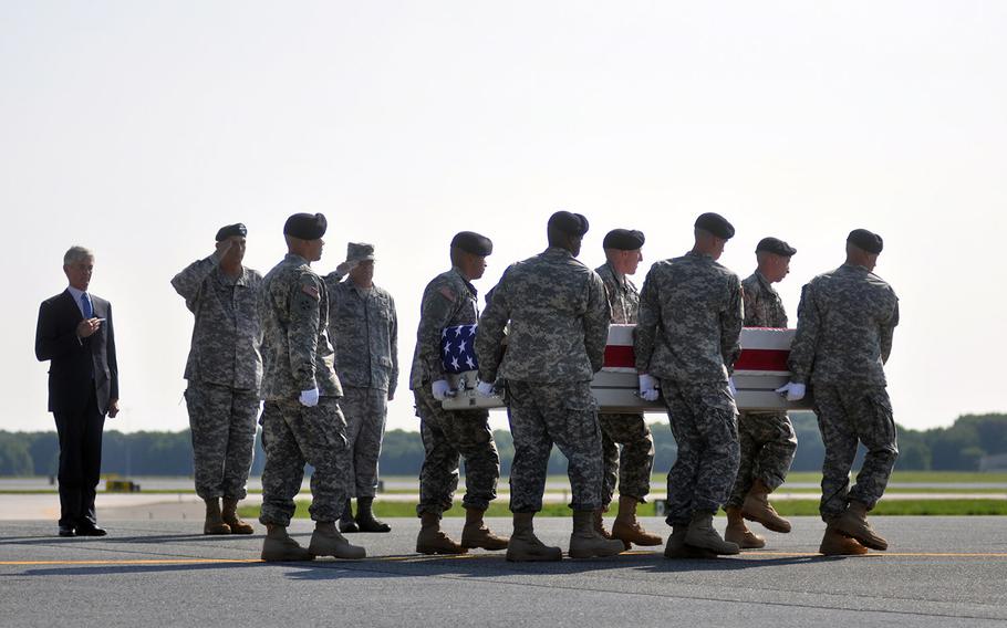 Army Secretary John McHugh, left, and Army Chief of Staff Gen. Ray Odierno, second from left, and Air Force Col. Richard G. Moore, commander 436th airlift wing, watch as an Army carry team transfers the remains of Army Maj. Gen. Harold Greene at Dover Air Force Base, Del., Thursday, Aug. 7, 2014.