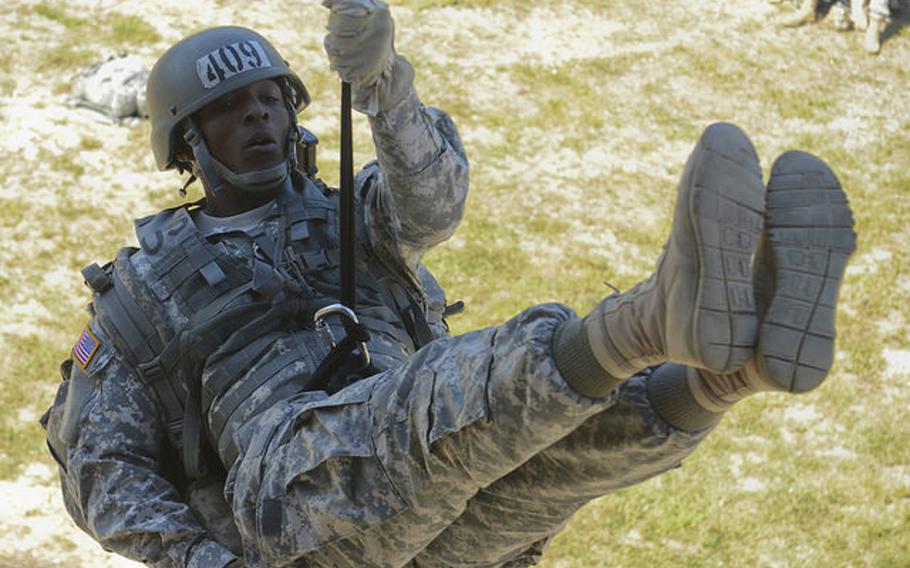 Korea-based soldiers learn rappelling is no easy task