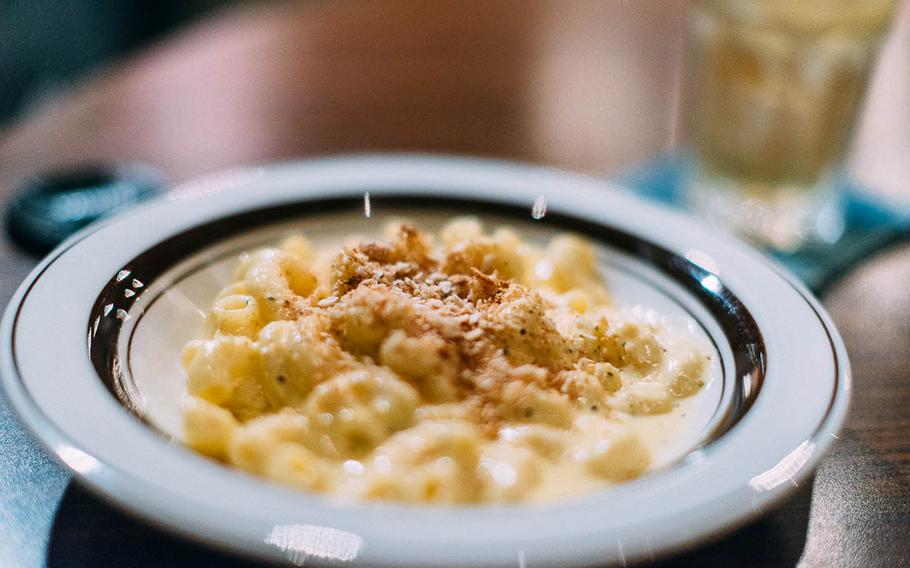 Macaroni and cheese, topped with breadcrumbs, at Cafe Hohokam in Tokyo are a great alternative to french fries.