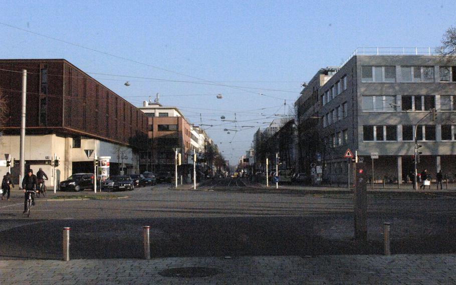 The view from the front of the baroque palace in Mannheim, Germany, down Breithestrasse, the north-south axis of the gridlike city layout. To the left is A1; across the street is L1.