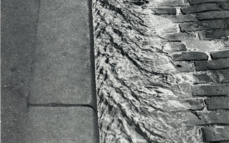 "Trottoir" (1929), taken during the decade Andre Kertesz spent in Paris, demonstrates the photographer's sharp eye and keen sense of form. More than 80 prints are included in an exhibit devoted to his work at the Pfalzgalerie in Kaiserslautern, Germany.