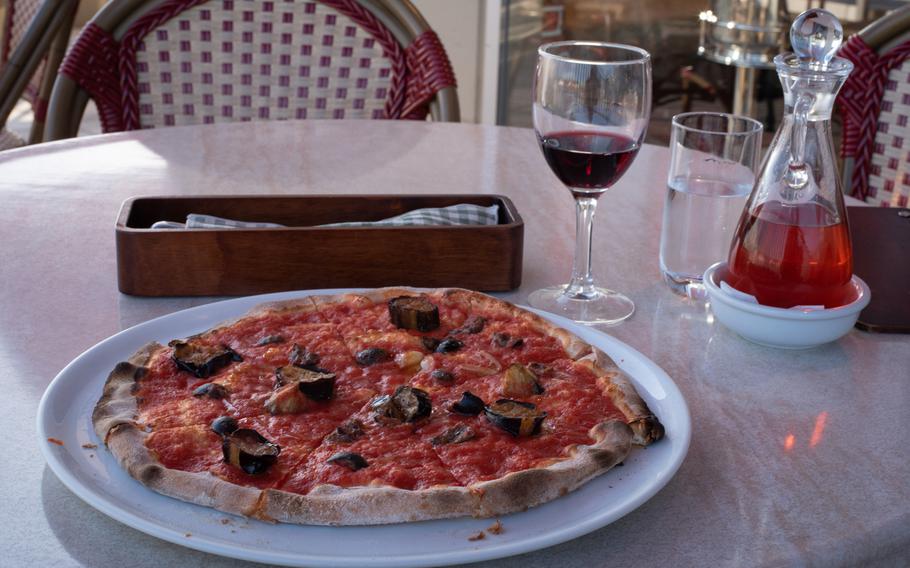 Pinoccio's Marinara Pizza — which contains roasted eggplant, black olives and artichokes — is a good option for vegan and vegetarian diners. The restaurant's English menu features pictures identifying the ingredients of each dish, including the type of meat, as well as common allergens such as dairy, eggs and wheat.