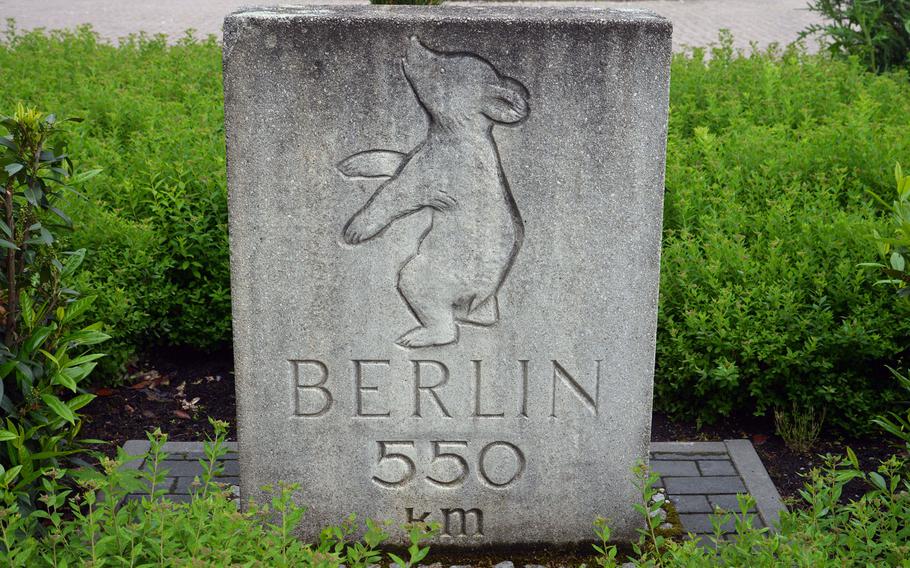 This marker, now part of the Berlin Airlift Memorial, once stood along the autobahn at the Frankfurter Kreuz (exchange). The 550 kilometers (about 342 miles) marks the distance by car. The planes supplying West Berlin during the airlift had to fly "only" about 270 miles to the city.