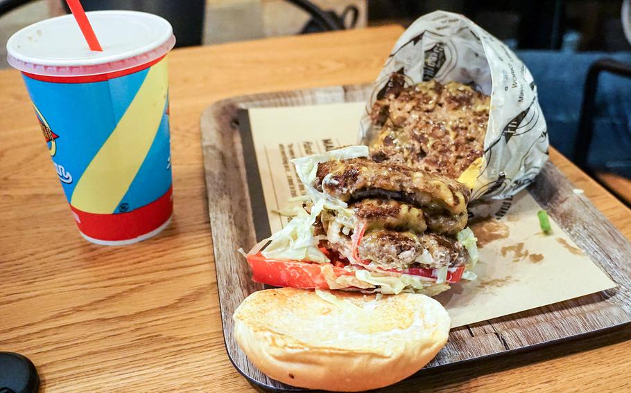 The U.S. Kingburger at Fatburger in Shibuya contains over a pound and a half of beef -- making it not only one of the most massive burgers in Tokyo, but also one of the most difficult to eat as well.