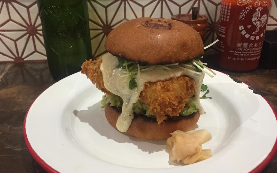 Delifucious’ signature dish is the Kobuzime Fish Burger (1,000 yen), which features a fried fish filet topped with a dashi-infused tofu sauce.