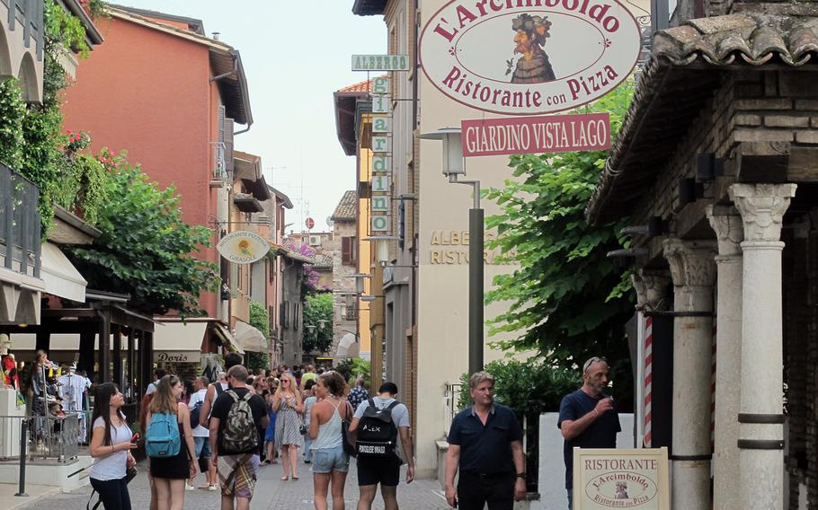 Arcimboldo, an elegant but casual restaurant in the center of the old town of Sirmione, Italy, is reached from the street through an arcade of shops selling souvenirs, shoes and inexpensive jewelry to tourists.