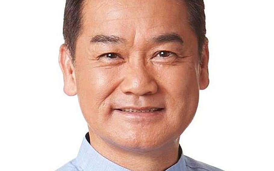 Okinawa gubernatorial candidate Atsushi Sakima.