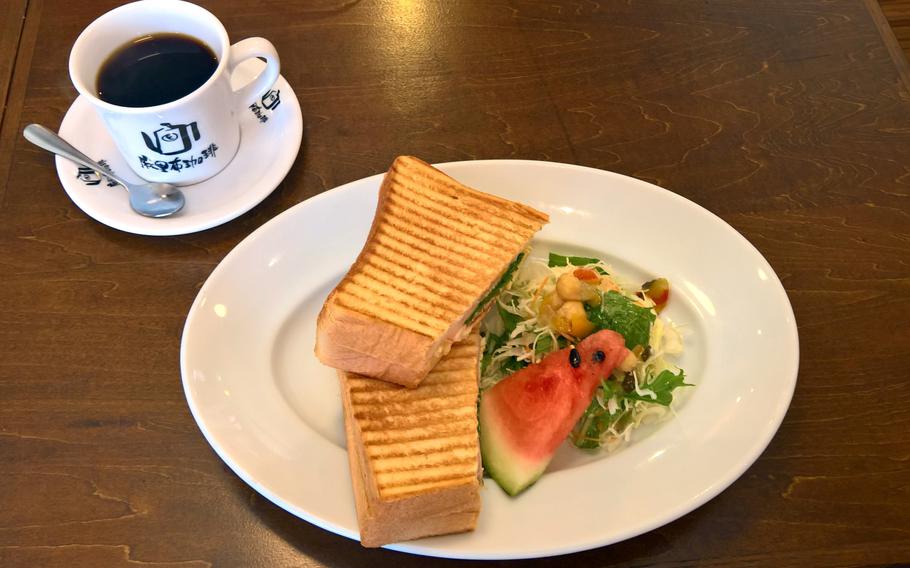 Marifu's panini sandwich (680 yen) is filled with egg salad, ham, lettuce and tomato.
