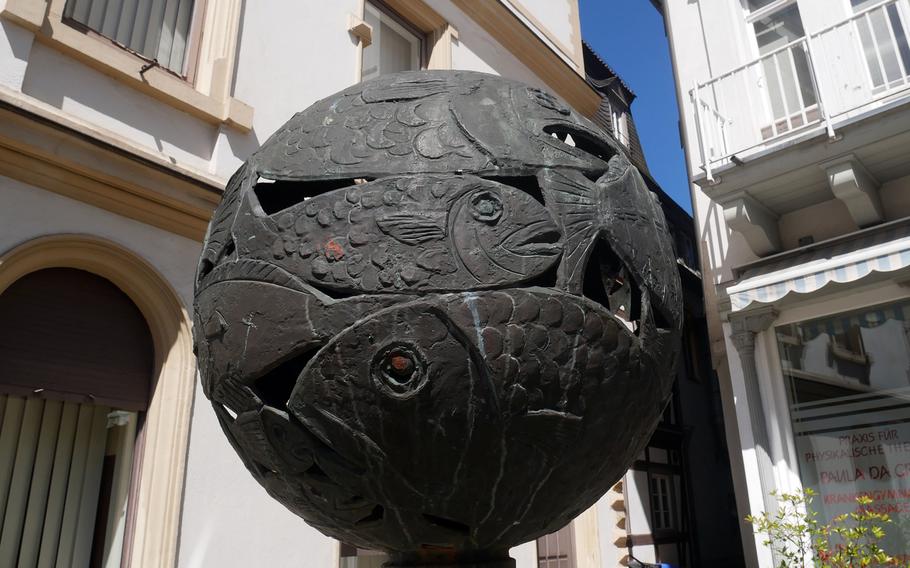 Next to St. Nicholas church is a sculpture that looks sort of like a golf ball, but a closer look shows fish on the ball, marking the spot where a fish market in Bad Kreuznach, Germany, was once held.