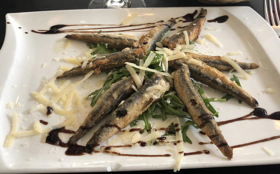 Pan-fried anchovies on a bed of arugula as served at Bistrorante Da Adriana in Kaiserslautern, Germany. Although more of an appetizer, they make for a nice light lunch.