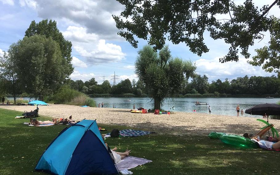 The area surrounding the Heidesee lake, located about halfway between Kaiserslautern and Stuttgart in the town of Forst, provides a a mix of green lawns and sand for laying out.