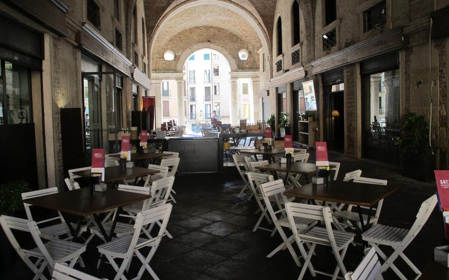 Bar Borsa, located within the Basilica Palladiana, Vicenza's landmark, is open from 10 a.m. to 2 a.m. every day but Monday. In Italy, that's almost like a 24/7 Denny's.