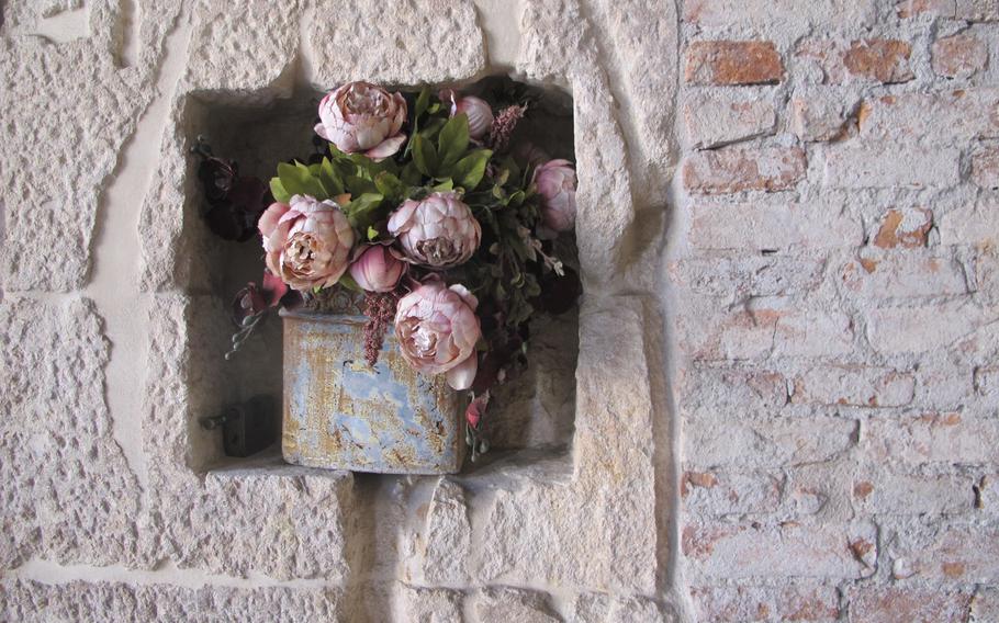 Located inside Vicenza's Basilica Palladiana, Bar Borsa's aesthetic allure is flawless. Here, dried peonies set off the centuries-old stone wall.