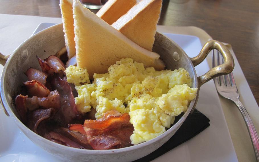 Bacon and eggs comes in a very hot pan at Bar Borsa. It's one of the few restaurants in Vicenza offering a semblance of an old-fashioned American breakfast.