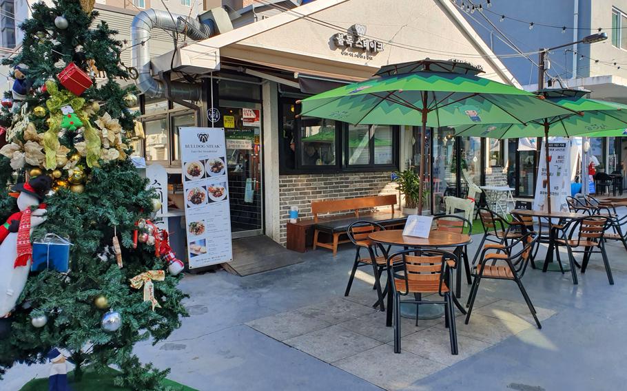 Bulldog Steak in Pyeongtaek, South Korea, offers both indoor and outdoor seating.