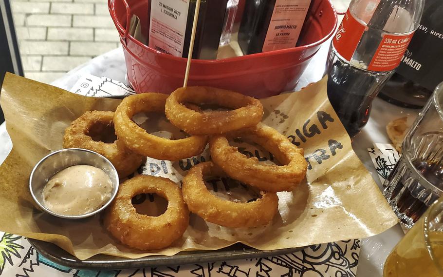 Onion rings are one of many delicious appetizers on the menu at Doppio Malto, a new restaurant and brewery adjacent to the Granfiume Gran Shopping mall in Fiume Veneto, Italy. The restaurant and brewery is an Italian chain that serves award-winning craft beers and great food.