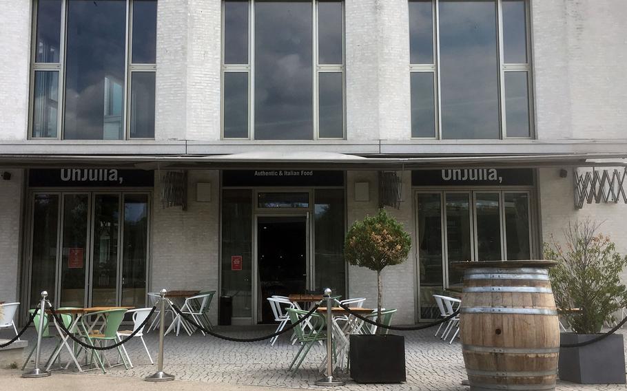 OhJulia at Stuttgart's Killesberg Park offers a wide range of food including pasta dishes, burgers and pizzas. It's located at the entrance to the park and has spacious indoor seating as well as outdoor seating.