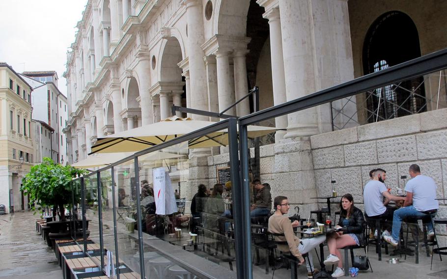 Cantino del Tormento, a wine and tapas bar, is located on the backside of the Basilica Palladiana in the Piazza delle Erbe in downtown Vicenza.
