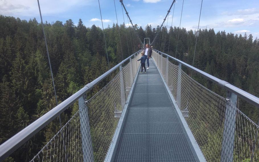 The cable bridge in Bad Wildbad shakes in the breeze, but it is nonetheless safe for passage and a highlight during walks through the town's nature trails.