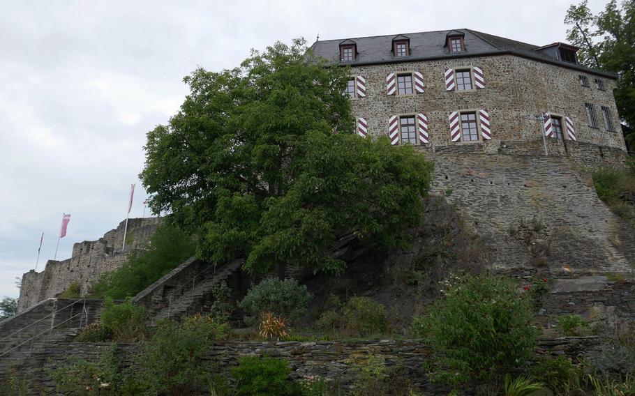 A view of Kastellaun Castle from the stairs that lead up to it from Vordere Eifelstrasse starting in Kastellaun's old town. While most of the castle is in ruins, the building with the colorful shutters hosts a local museum and a tavern.