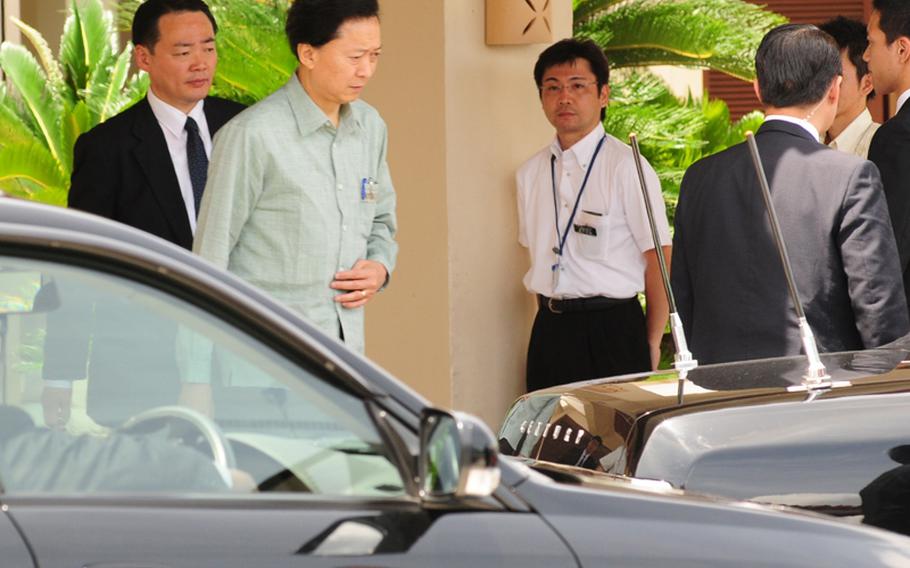 Mayor Susumu Inamine of Nago, where Camp Schwab is located, talks to reporters after a meeting with Prime Minister Yukio Hatoyama at the Busena Resort Conference Center in Nago on Sunday. He told reporters, that the mayors were united in their resolve to continue fighting against the relocation of Marine Corps Air Station Futenma.
