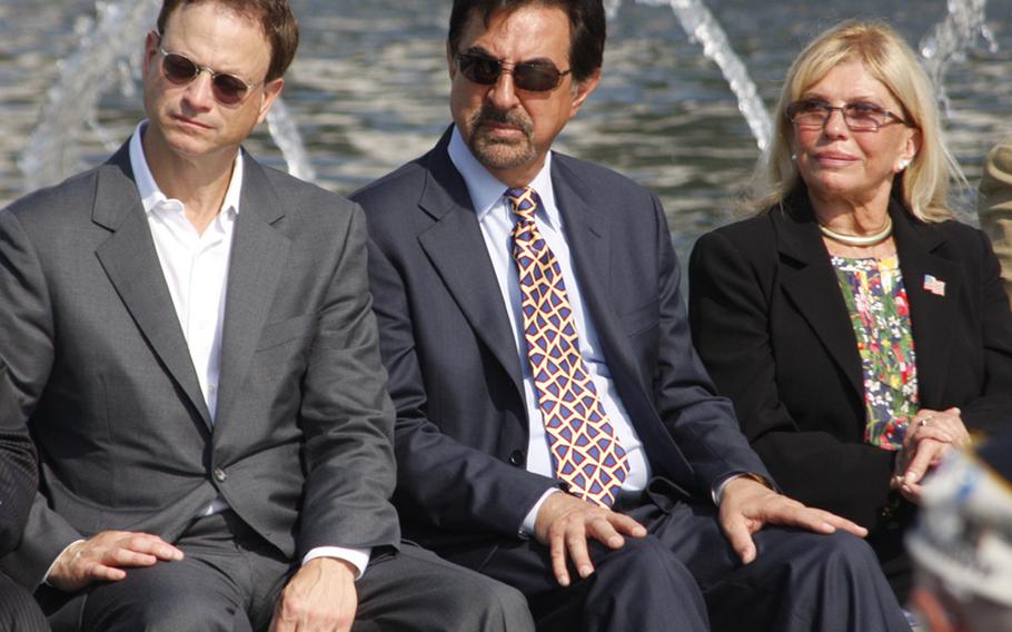 Actors Gary Sinise and Joe Mantegna and singer Nancy Sinatra listen to Adm. Mike Mullen's speech at the National World War II Memorial.